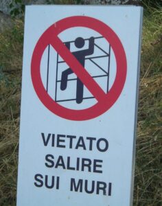 Vietato salire sui muri